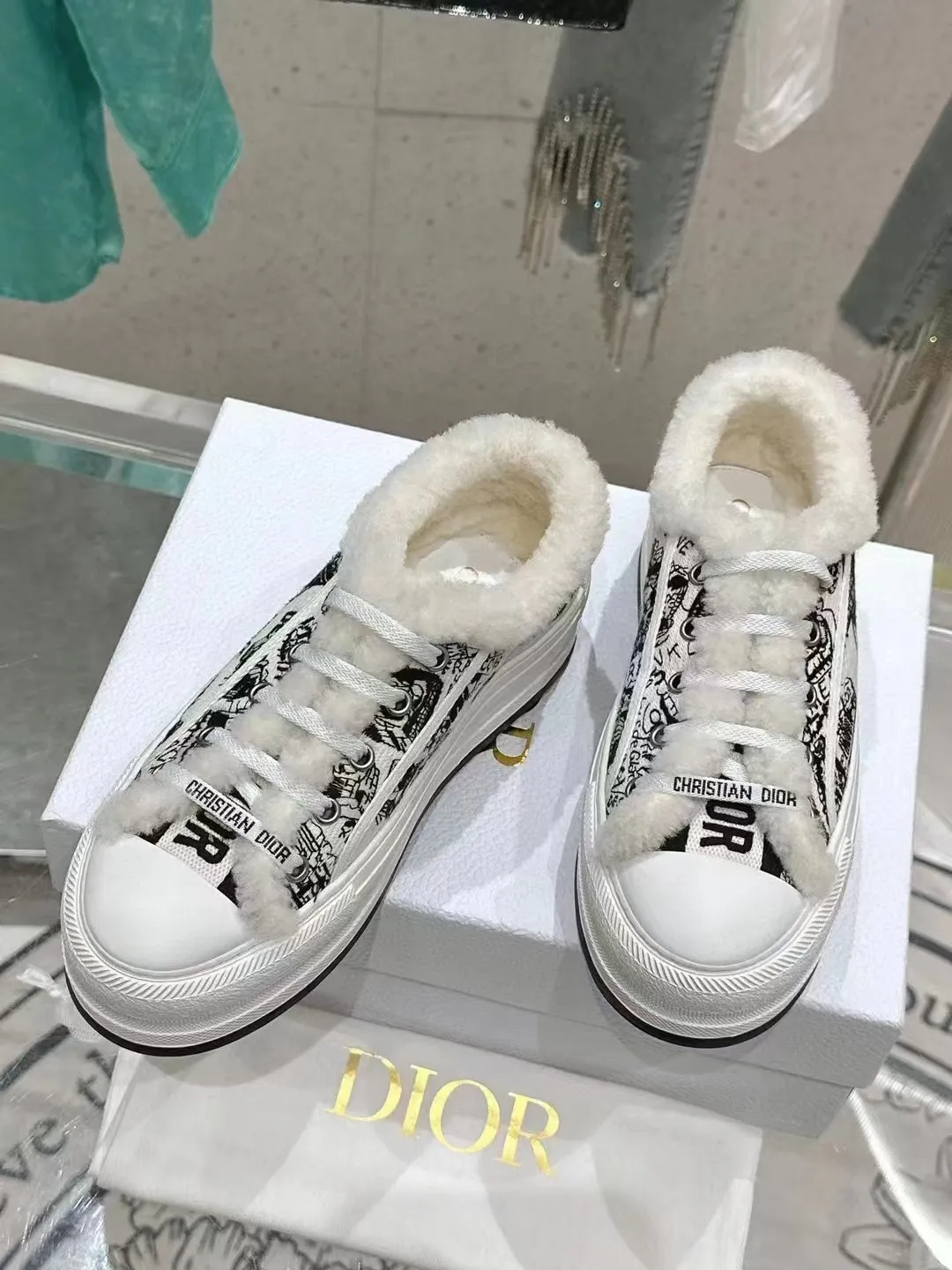 👟👟Ex-factory price 640👟👟——Dior Dior embroidered thick-soled wool casual shoes, fur shoes 𝐃𝐈𝐎𝐑 𝐖𝐚𝐥𝐤'𝐧 Dior presbyopic embroidered wool thick-soled canvas shoes, casual sports shoes, this Walk'n'Dior Thick-soled sneakers are a stylish piece that elevate the collection. Oblique printed cotton embroidered upper with comfortable platform sole, tongue and Christian Dior Paris signature laces. Can add fashionable temperament to all kinds of casual looks. Original custom-made imported Oblique printed embroidery fabric. Imported soft sheepskin lining. Original exclusive open-molded TPU material outsole. Bottom thickness 4.5CM. Size: Women's 35-41 (custom-made 41 is non-refundable)